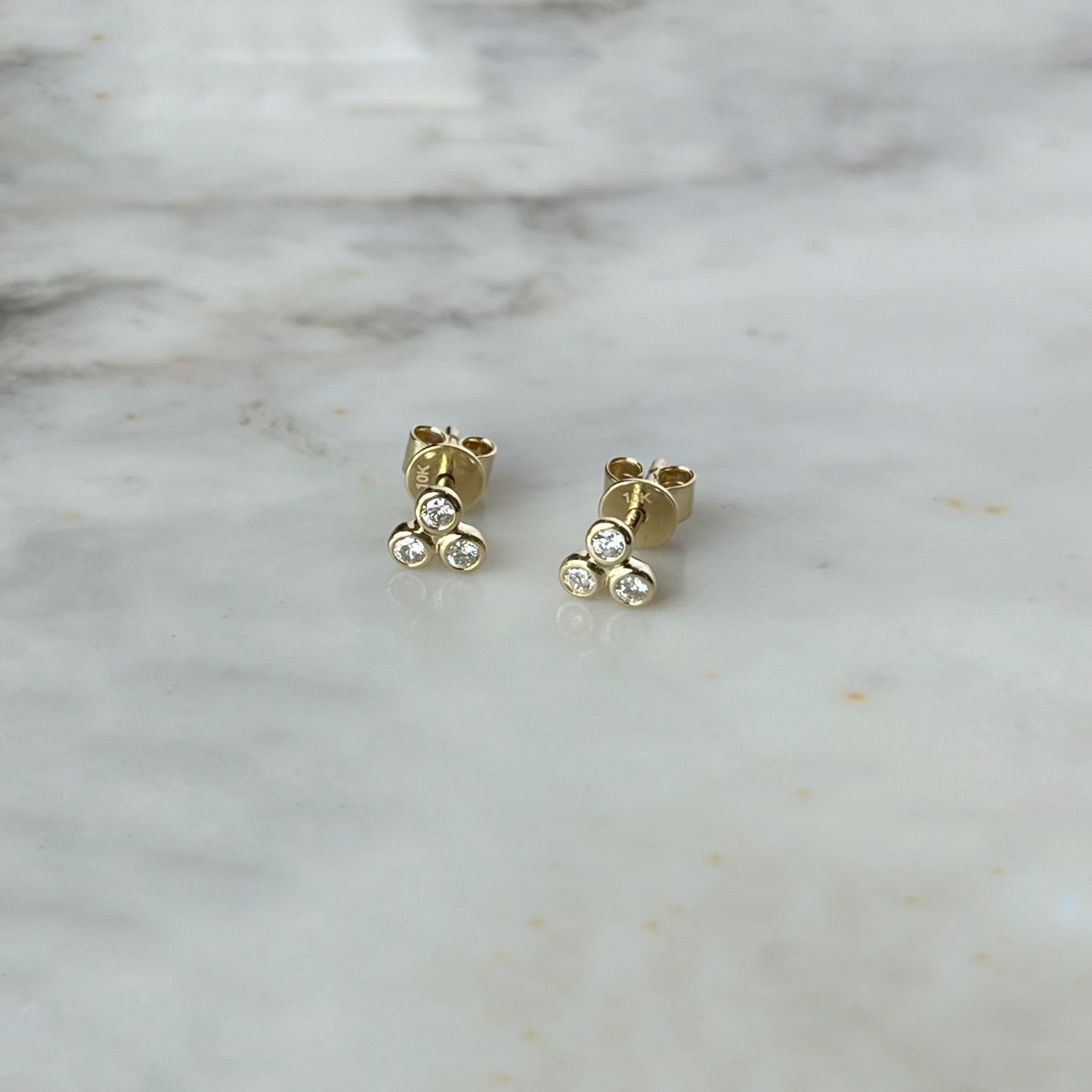 Aretes en oro amarillo 10k con 3 diamantes biselados 0.15ctw
