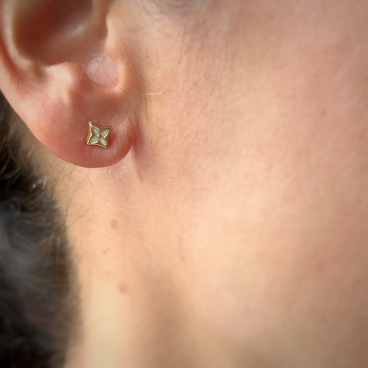 Aretes de flor con marco cuadrado en madre perla con tope ortopédico en oro amarillo de 14k