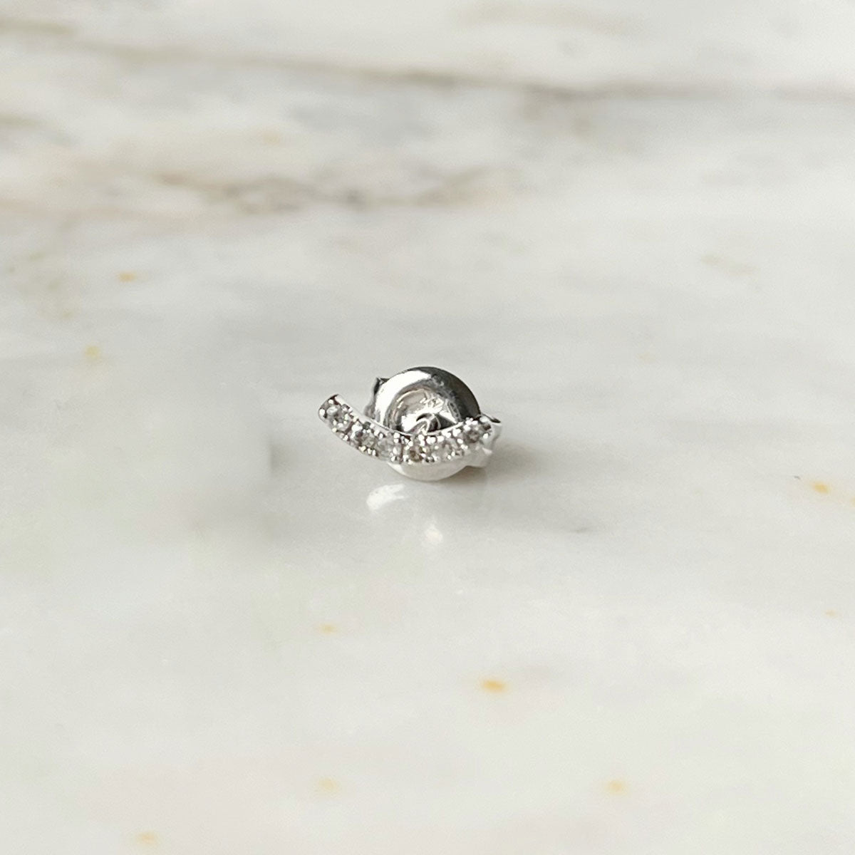 Arete curva de diamantes en oro blanco 14k 0.05ctw