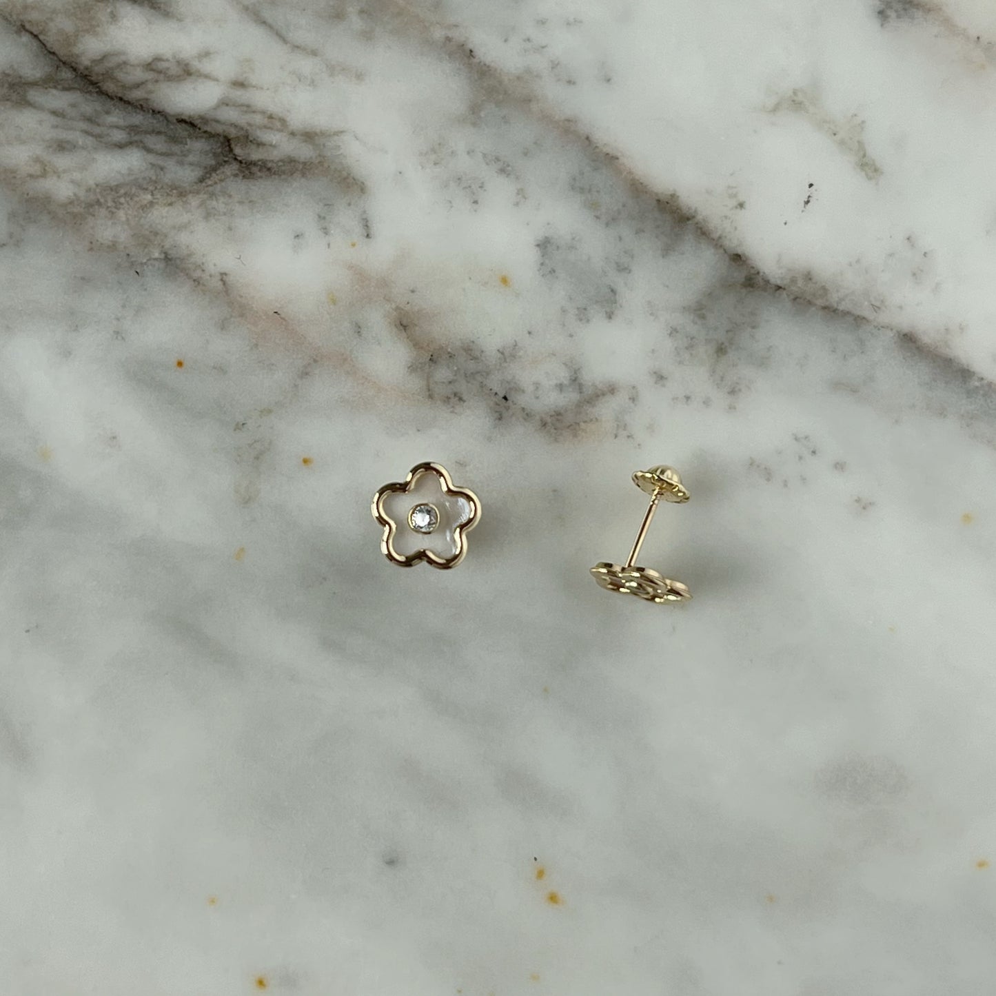 Aretes flor en madre perla con circonita blanca en el centro y filo de oro de 14k con tope ortopédico
