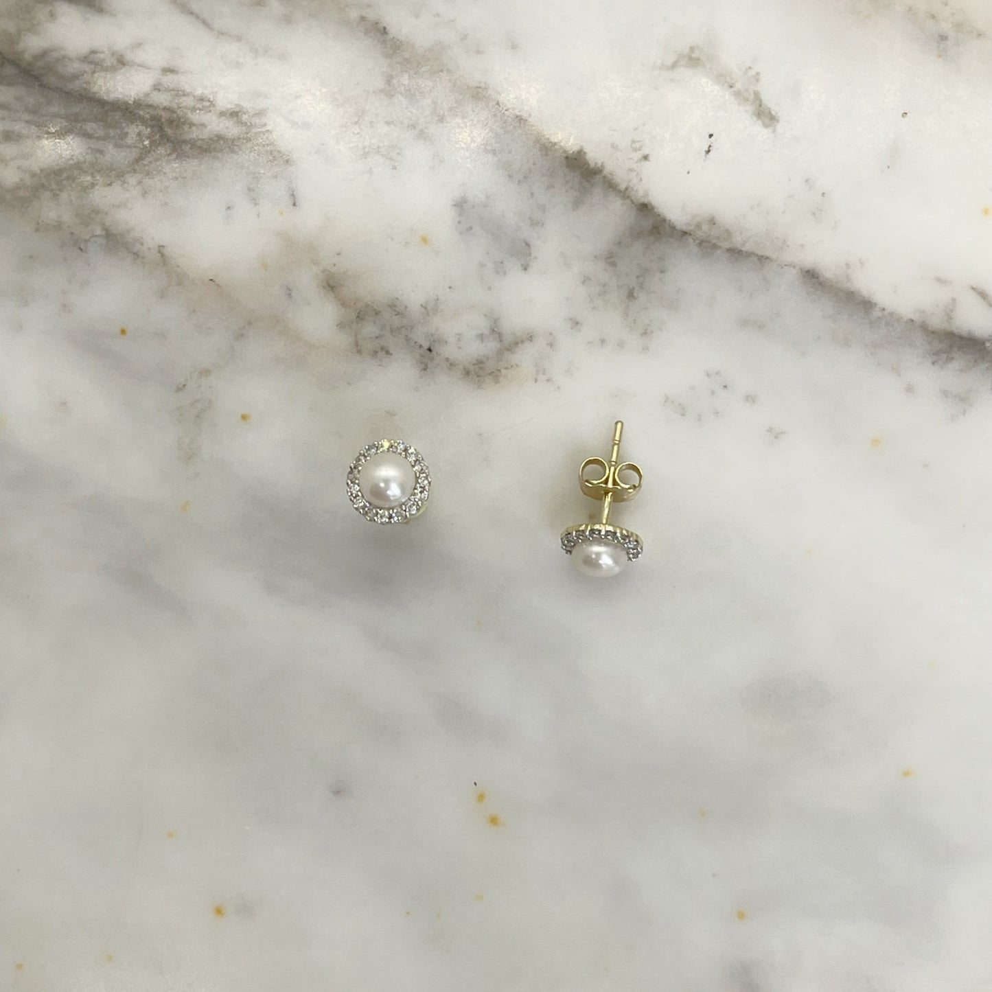 Aretes en oro amarillo 10k con perla y halo de diamantes 0.10ctw