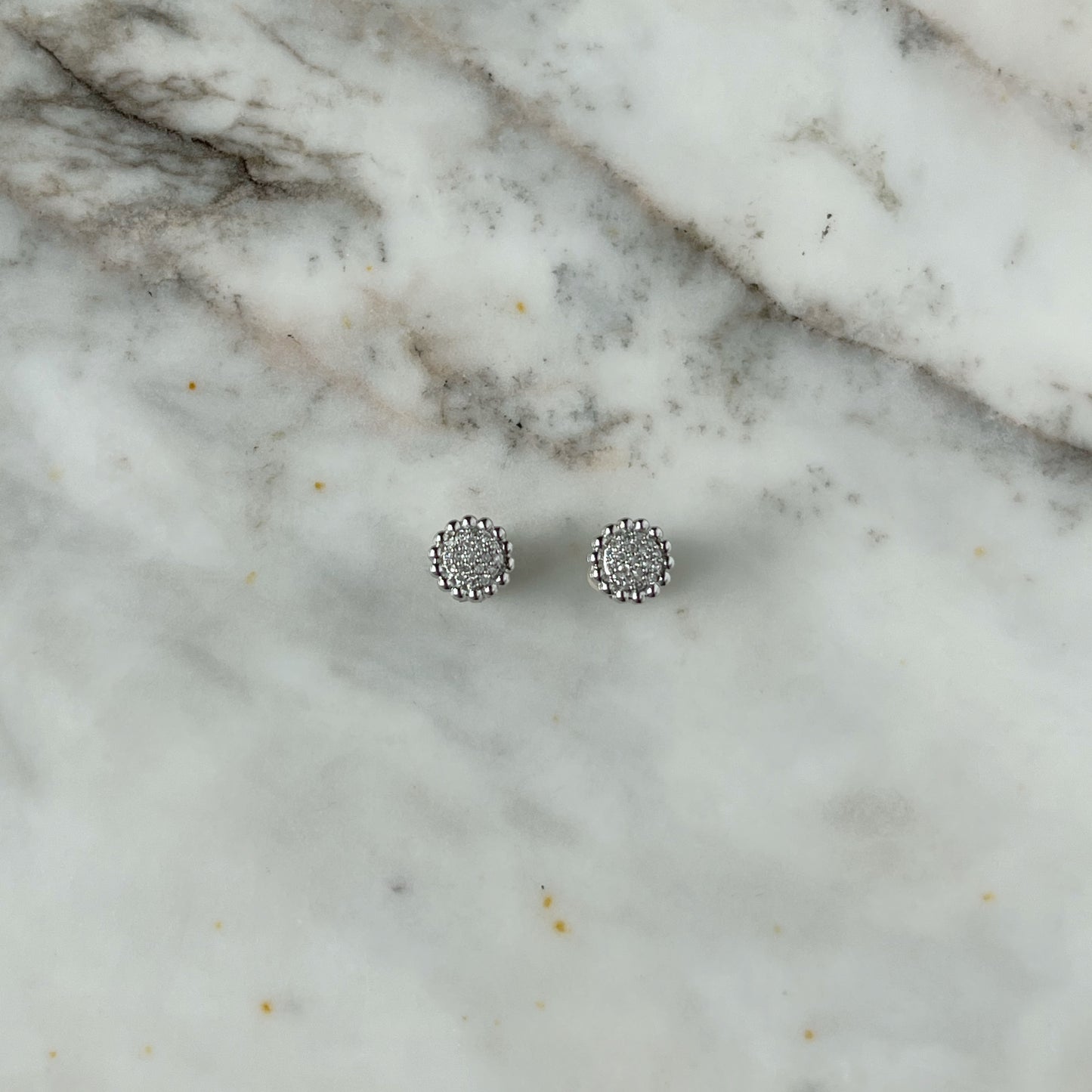 Aretes en oro blanco de 14k en forma de círculo con borde de bolitas y diamantes 0.07ctw