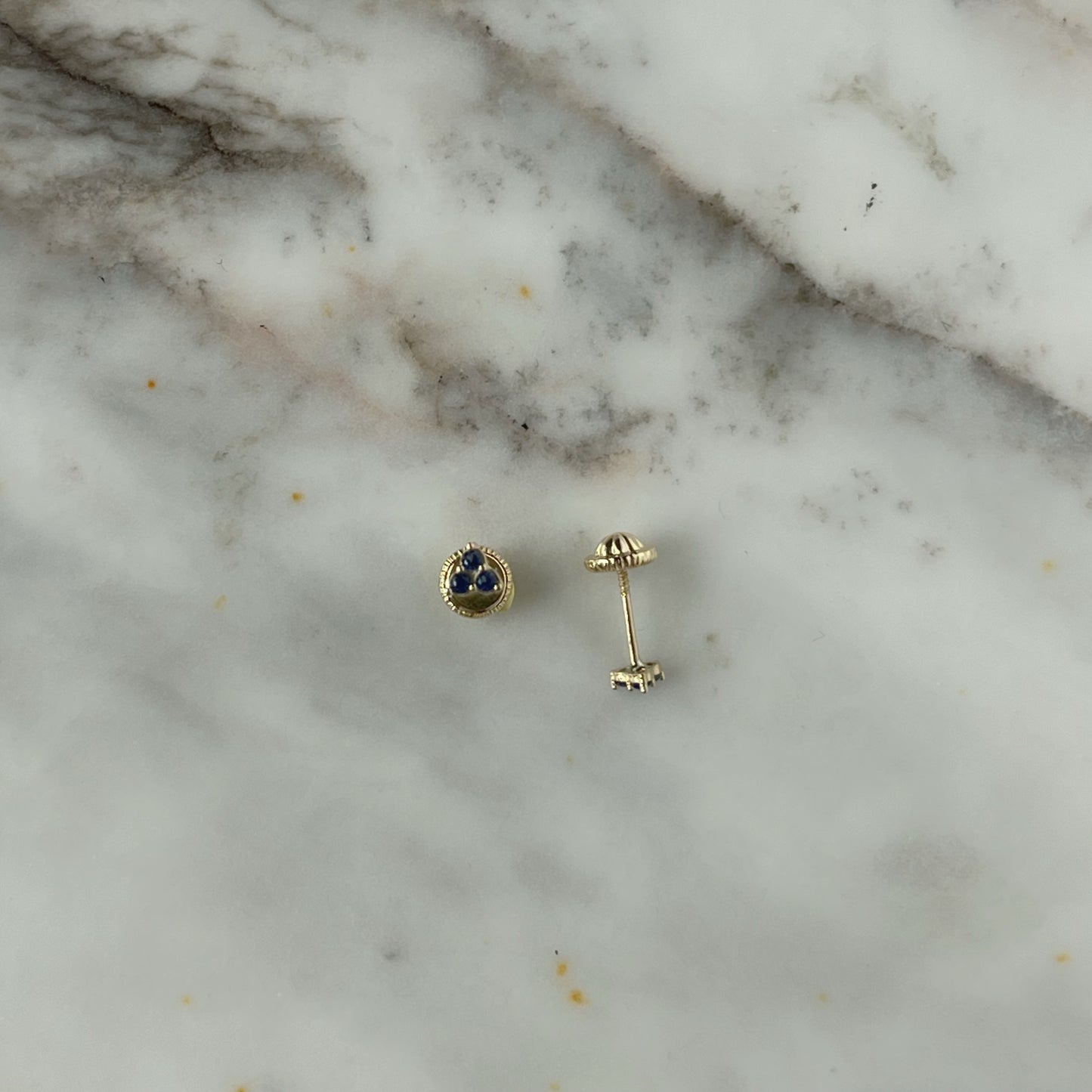 Aretes tres circonitas celestes de mini en oro de 14k con tope ortopédico