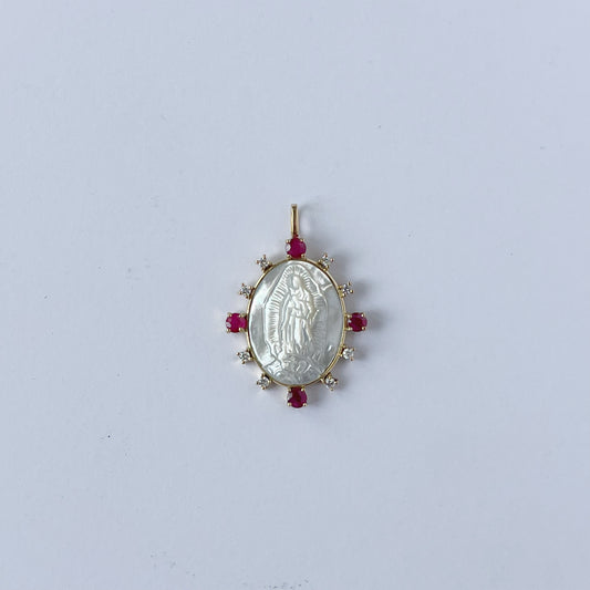 Medalla de la virgen de guadalupe de madre perla con borde de oro 18k con rubíes y diamantes