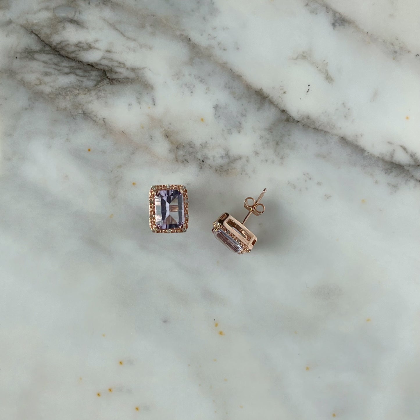 Aretes en oro rosa 10k con amatista rectangular y diamantes 0.07ctw