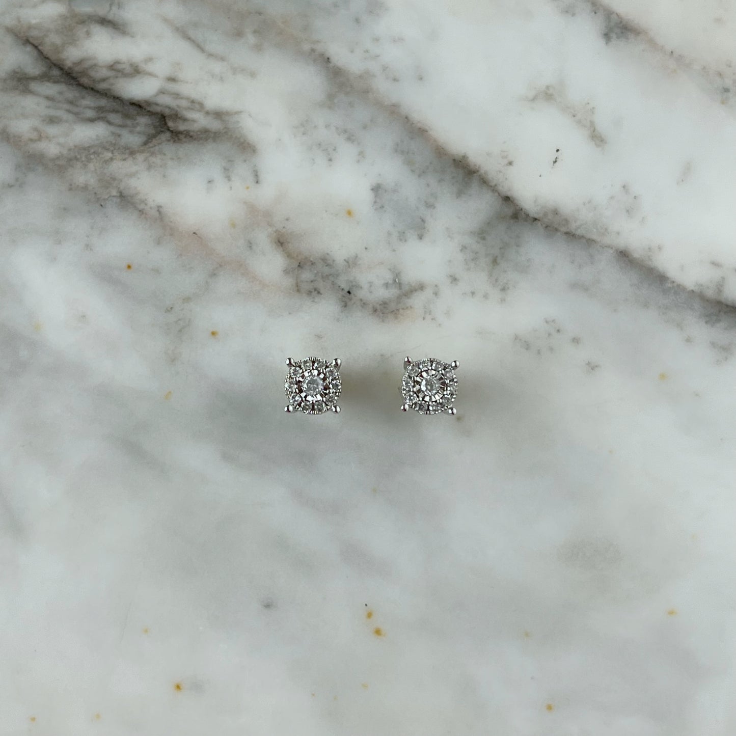 Aretes redondos de 0.25ctw de diamantes con halo en oro blanco de 10k