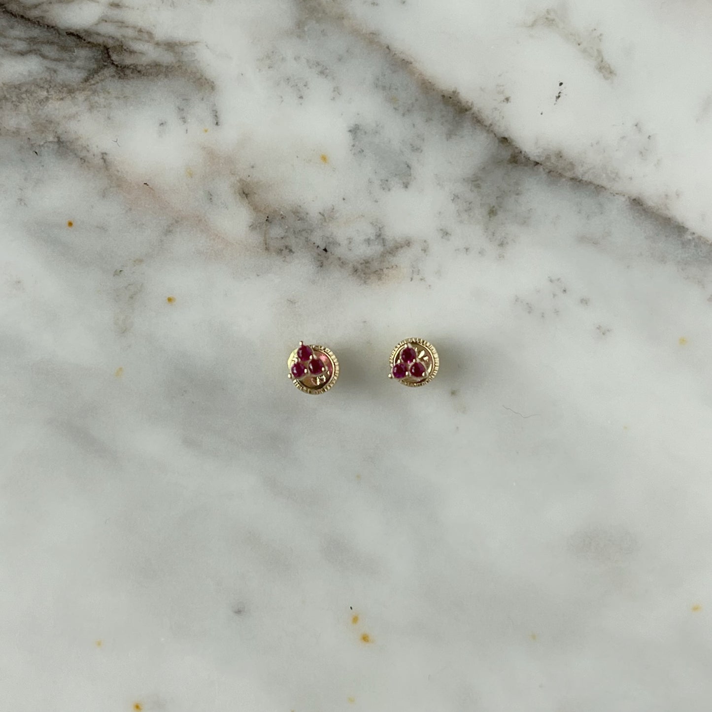 Aretes tres circonitas fucsia mini en oro de 14k con tope ortopédico