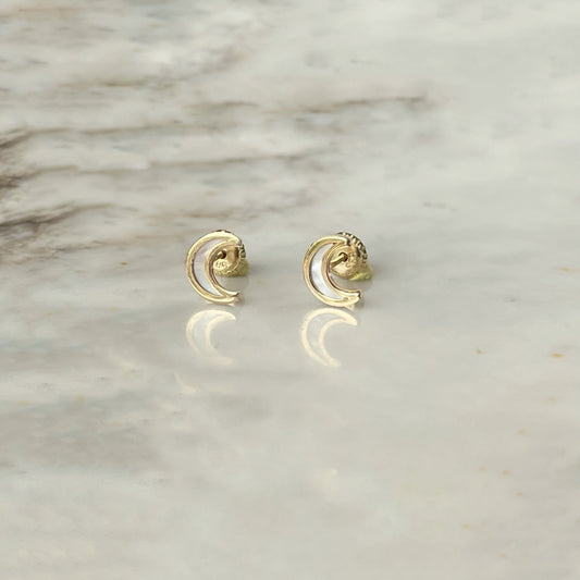 Aretes luna en madre perla con borde de oro de 14k con tope ortopédico