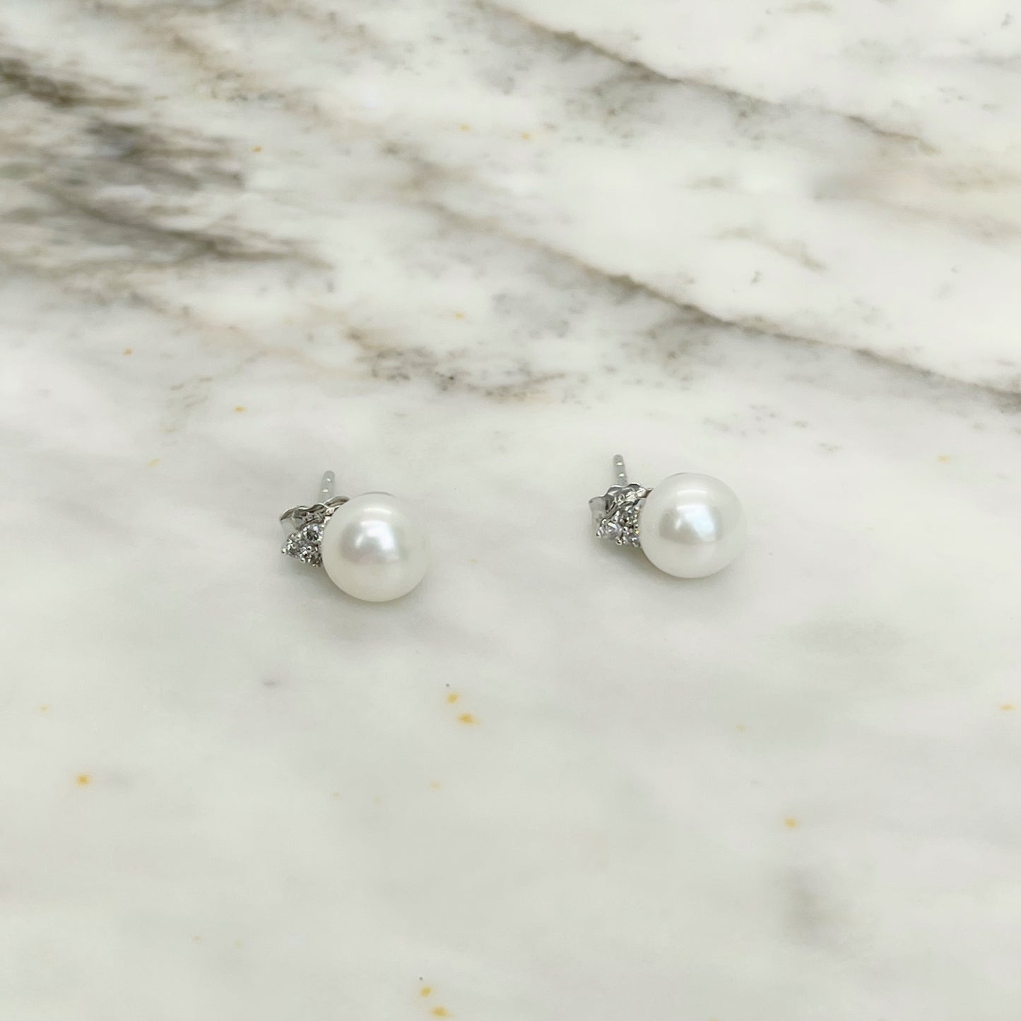 Aretes en oro 10k blanco con perla y 3 diamantes 0.06ctw