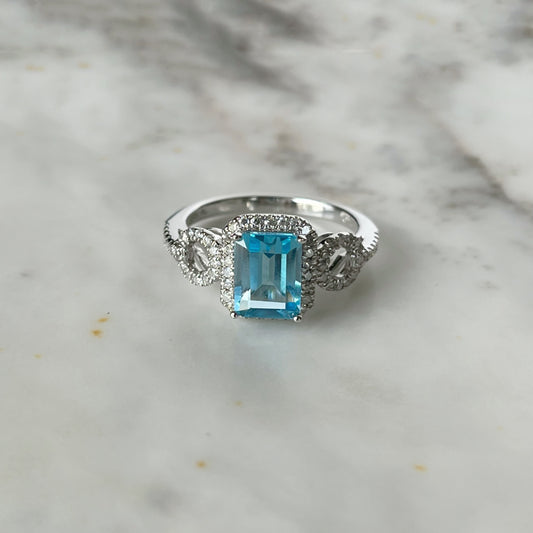 Anillo de plata con Topacio azul y diamantes 0.35ctw