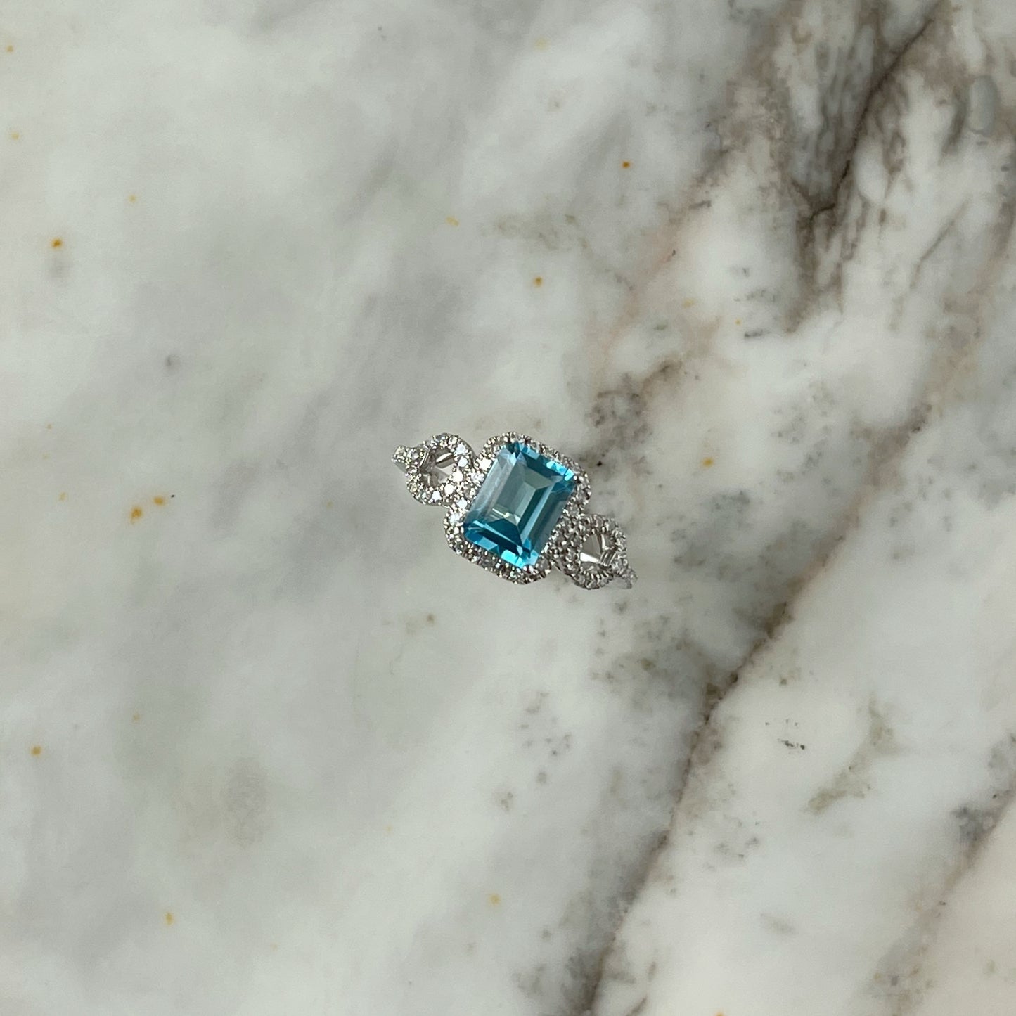 Anillo de plata con Topacio azul y diamantes 0.35ctw