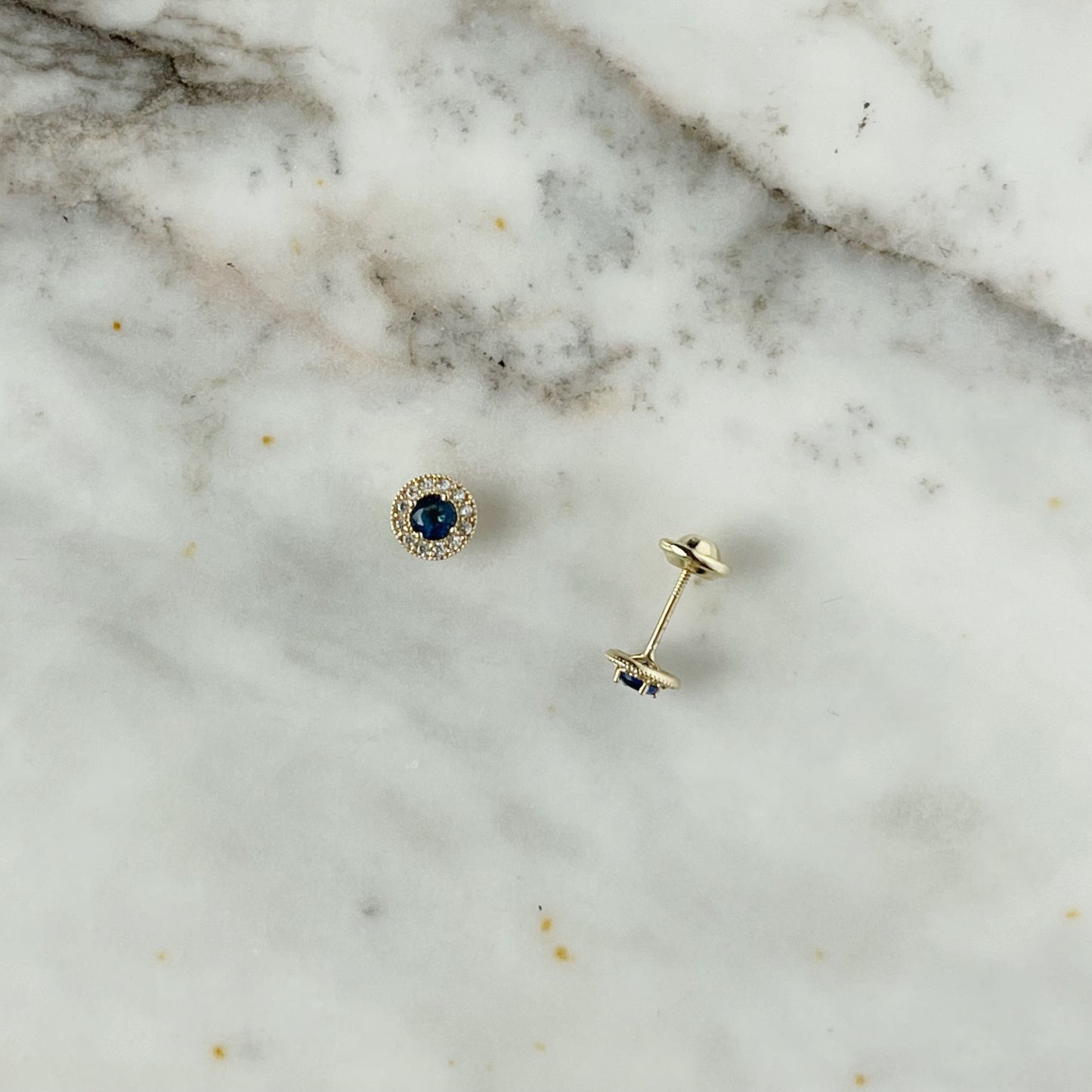 Aretes de circonita azul con halo de circonitas en oro de 14k con tope ortopédico