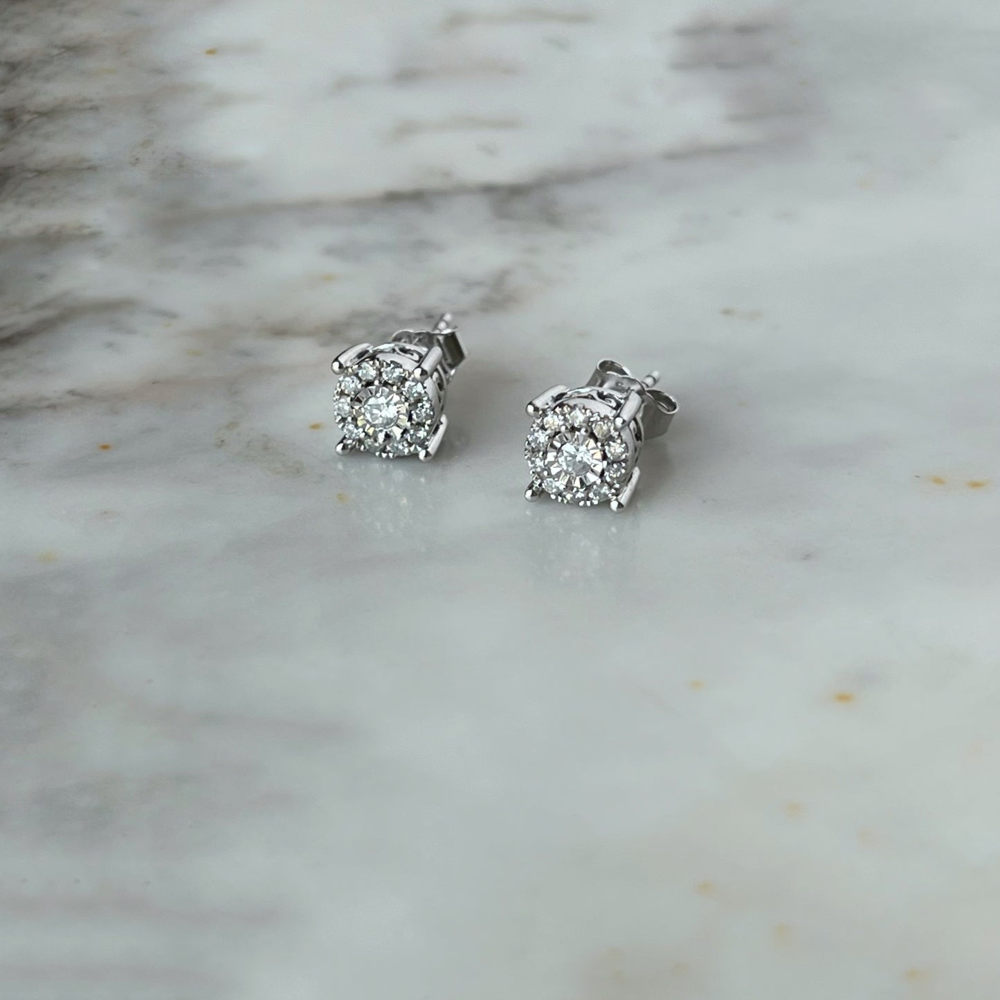 Aretes redondos de 0.25ctw de diamantes con halo en oro blanco de 10k