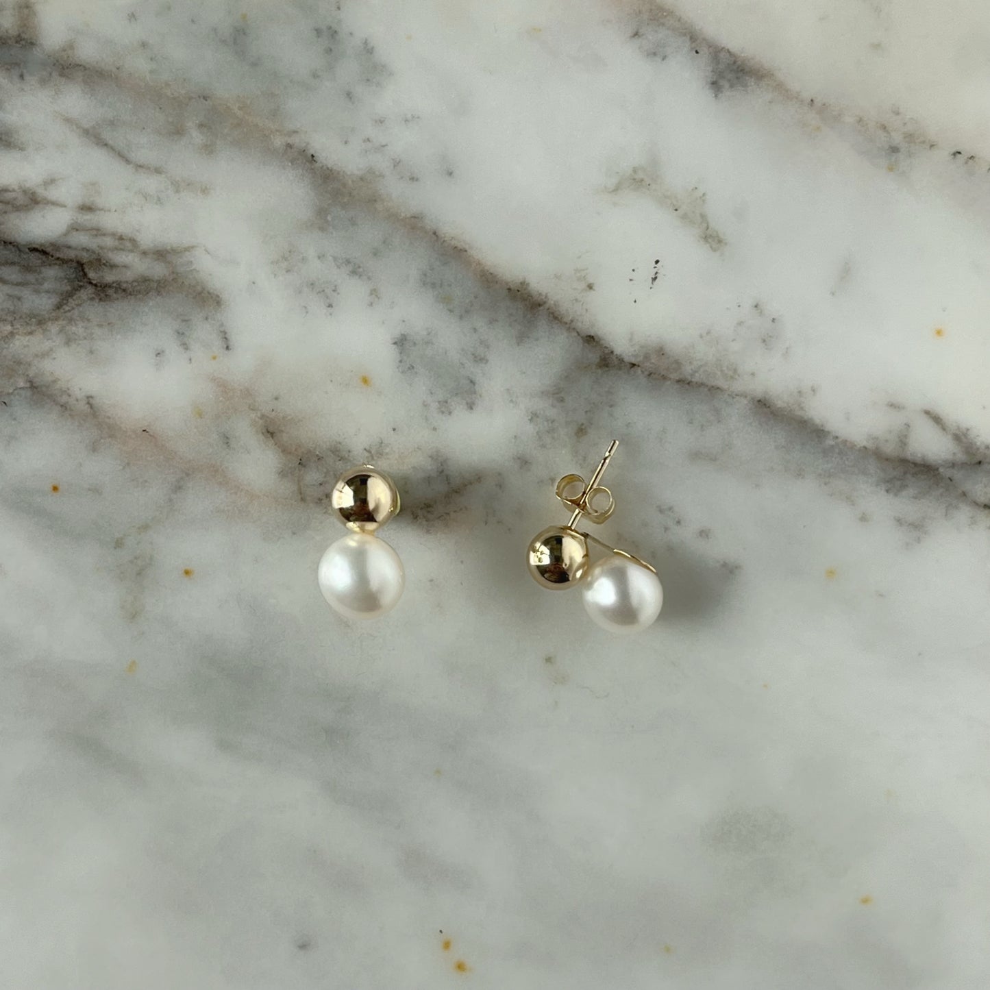 Aretes de perla con bolitas de oro 14K