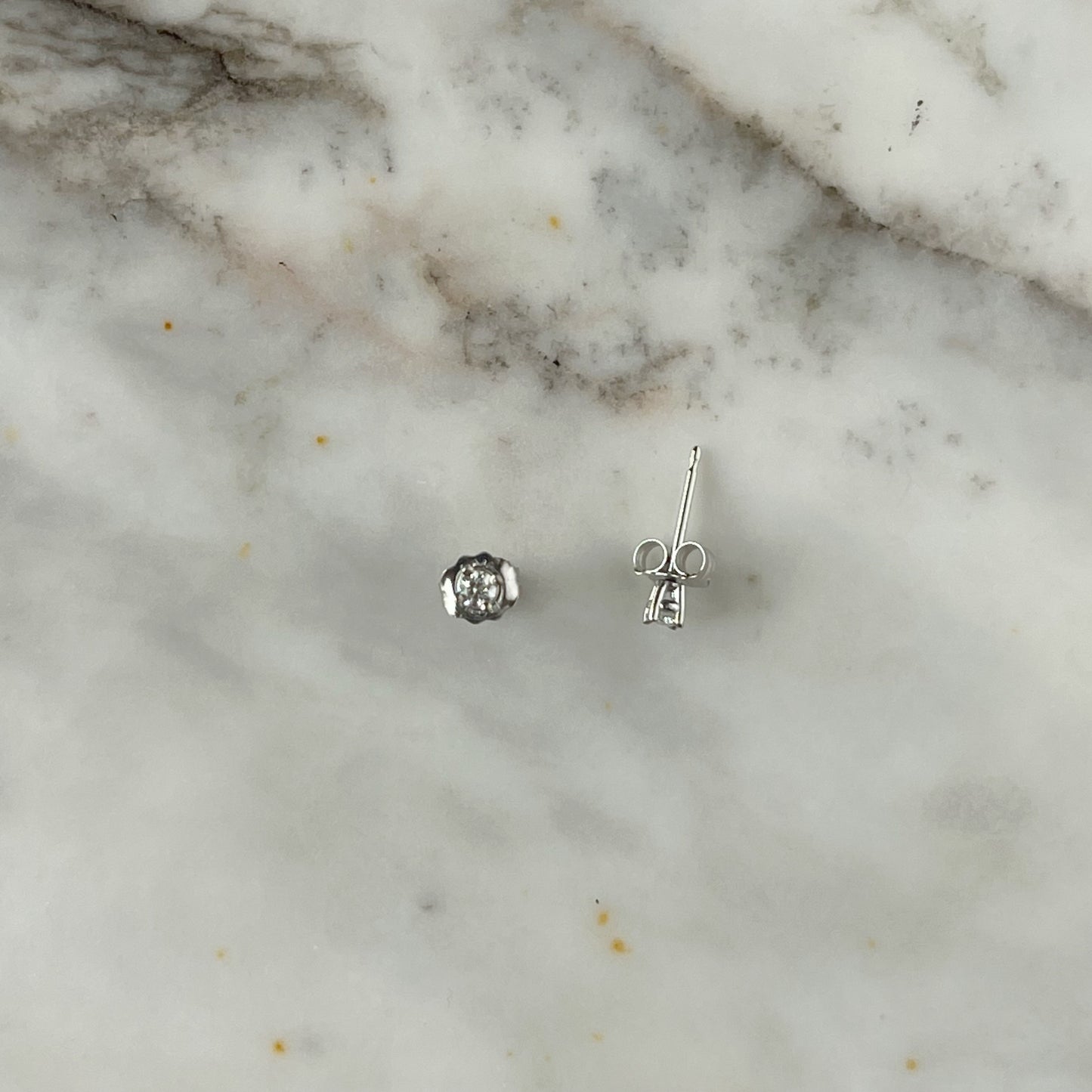 Studs mini single en oro blanco 14k y diamantes 0.10ctw