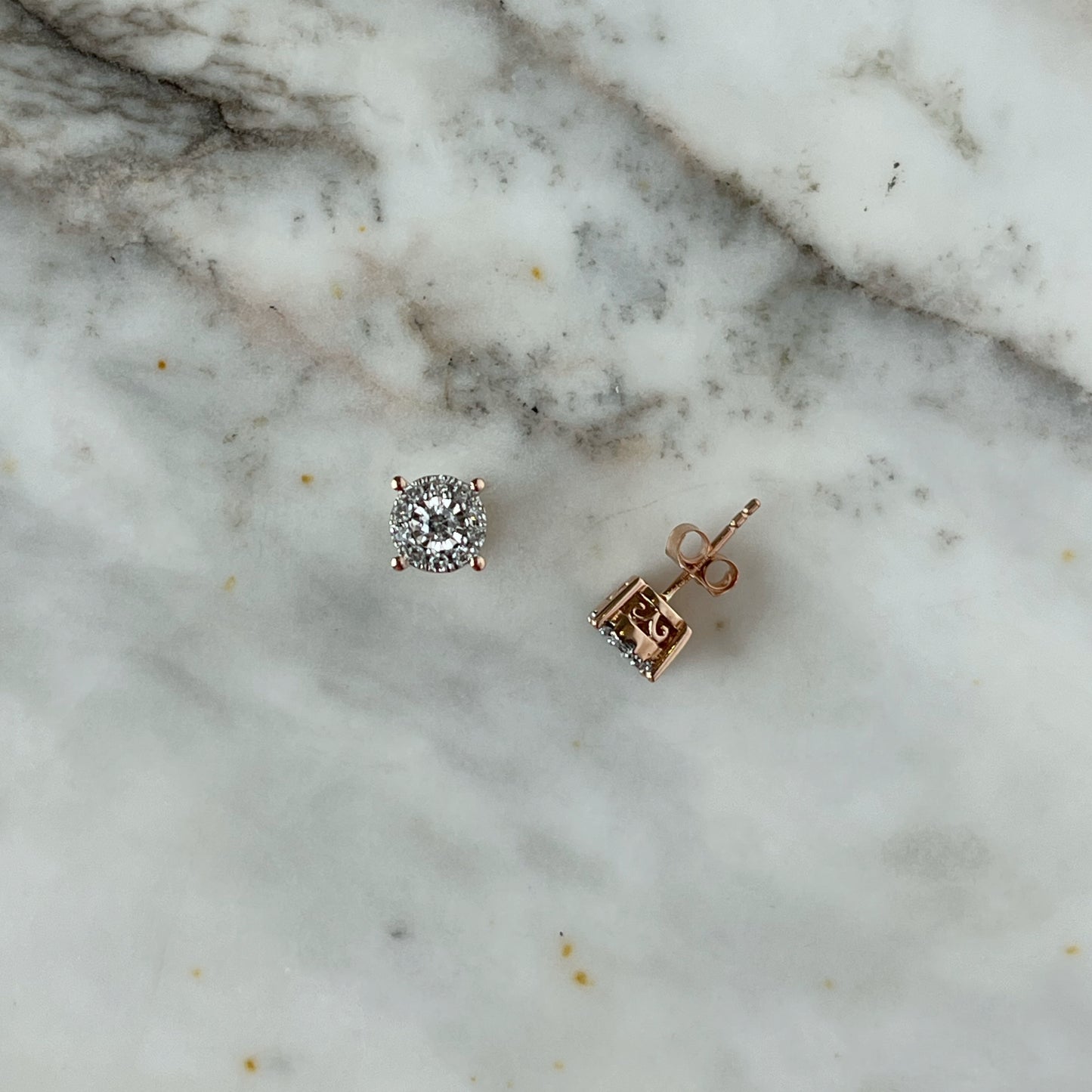 Aretes redondos de 0.25ctw de diamantes con halo en oro rosa de 10k