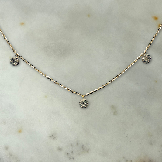 Collar en oro amarillo 14K con tres colgantes de diamantes pequeños 0.07ctw