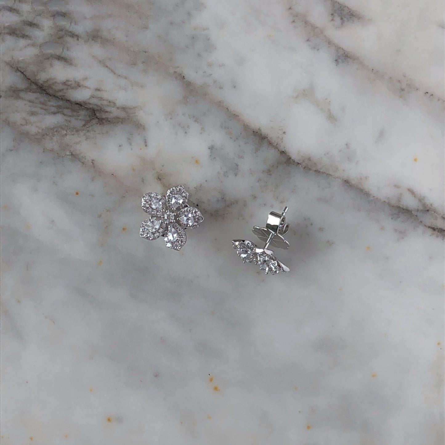 Aretes de flor con circonitas en plata con baño de platino