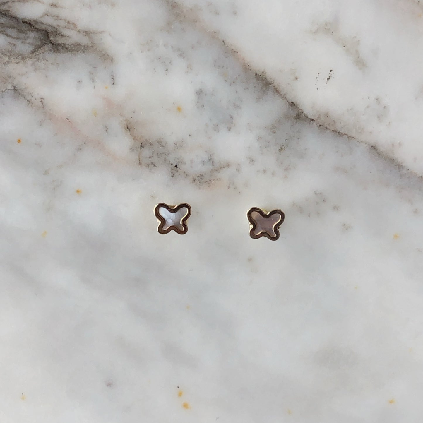 Aretes mariposa con madre perla en oro amarillo de 14k
