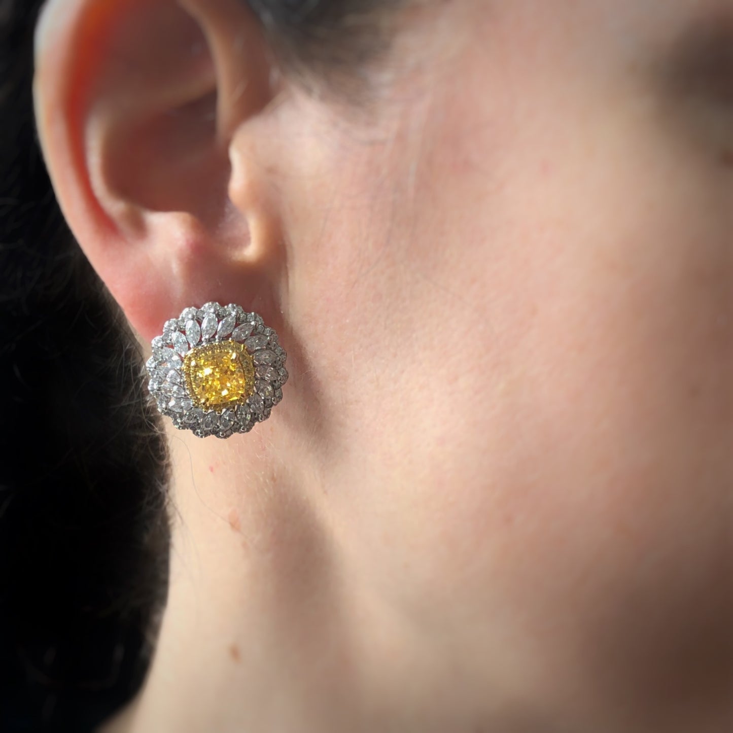 Aretes girasol con circones blancos y amarillos en plata con baño de platino