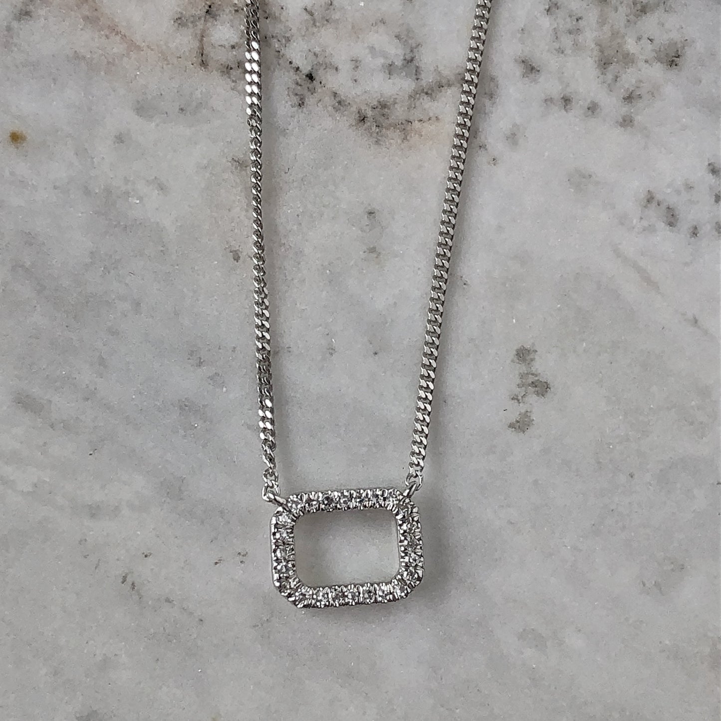 Collar de oro blanco 14k en diamantes en forma rectangular
