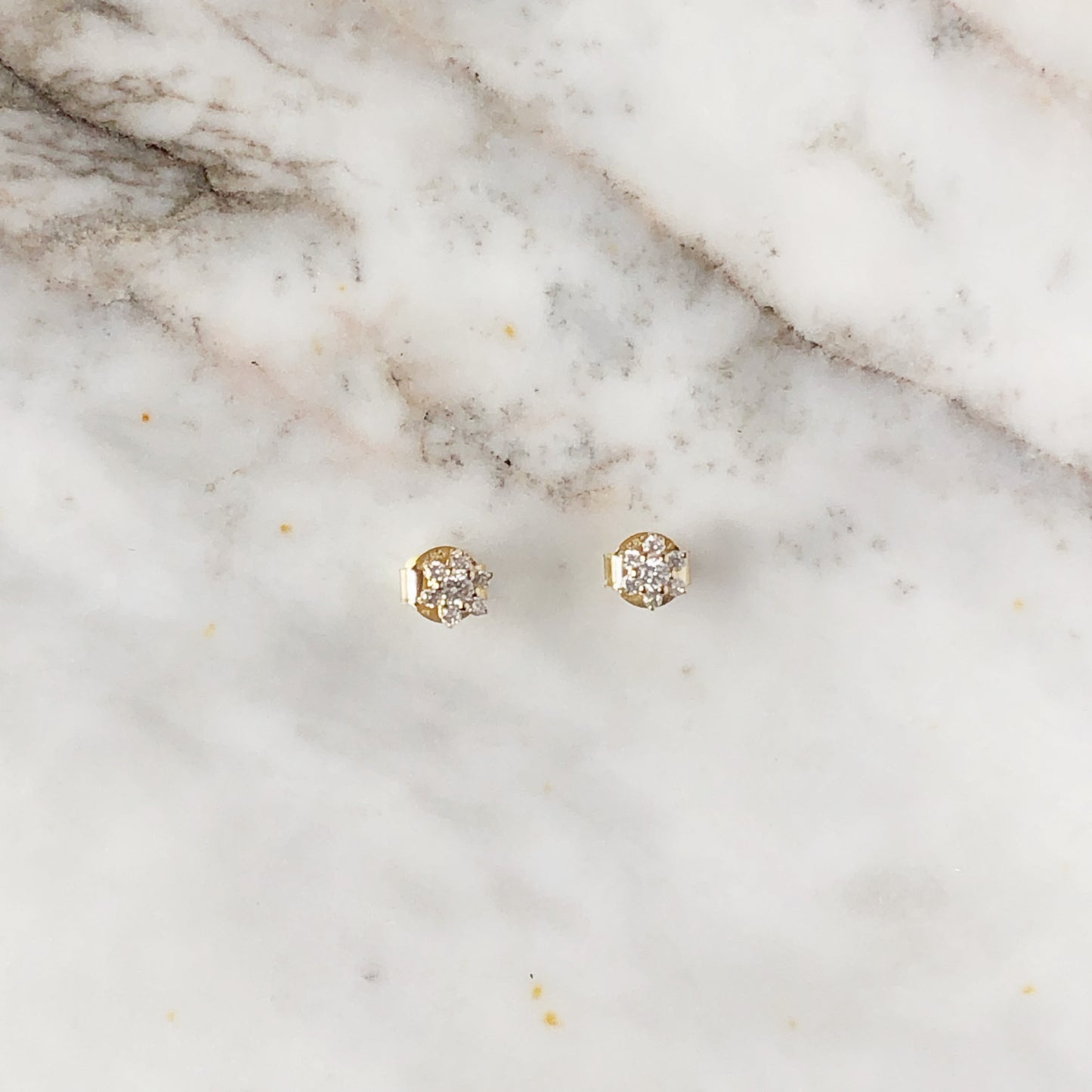 Aretes mini florcita de diamantes 0.20ctw en oro amarillo de 14k