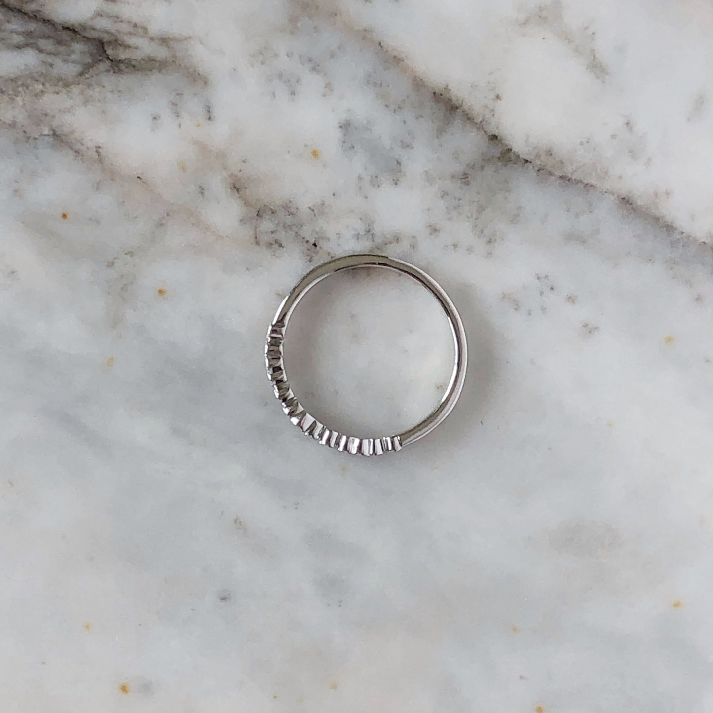 Anillo diamantes grande y pequeños 0.12ctw en oro blanco 10k