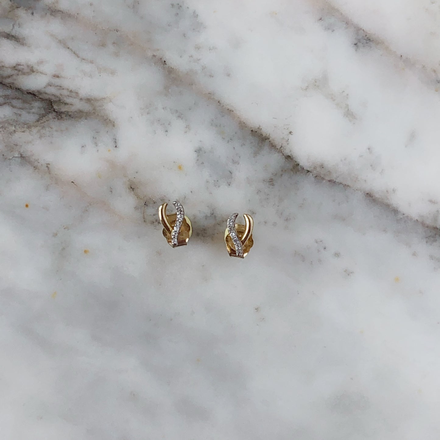 Arete wishbone con diamantes de 0.05ctw en oro amarillo de 10k