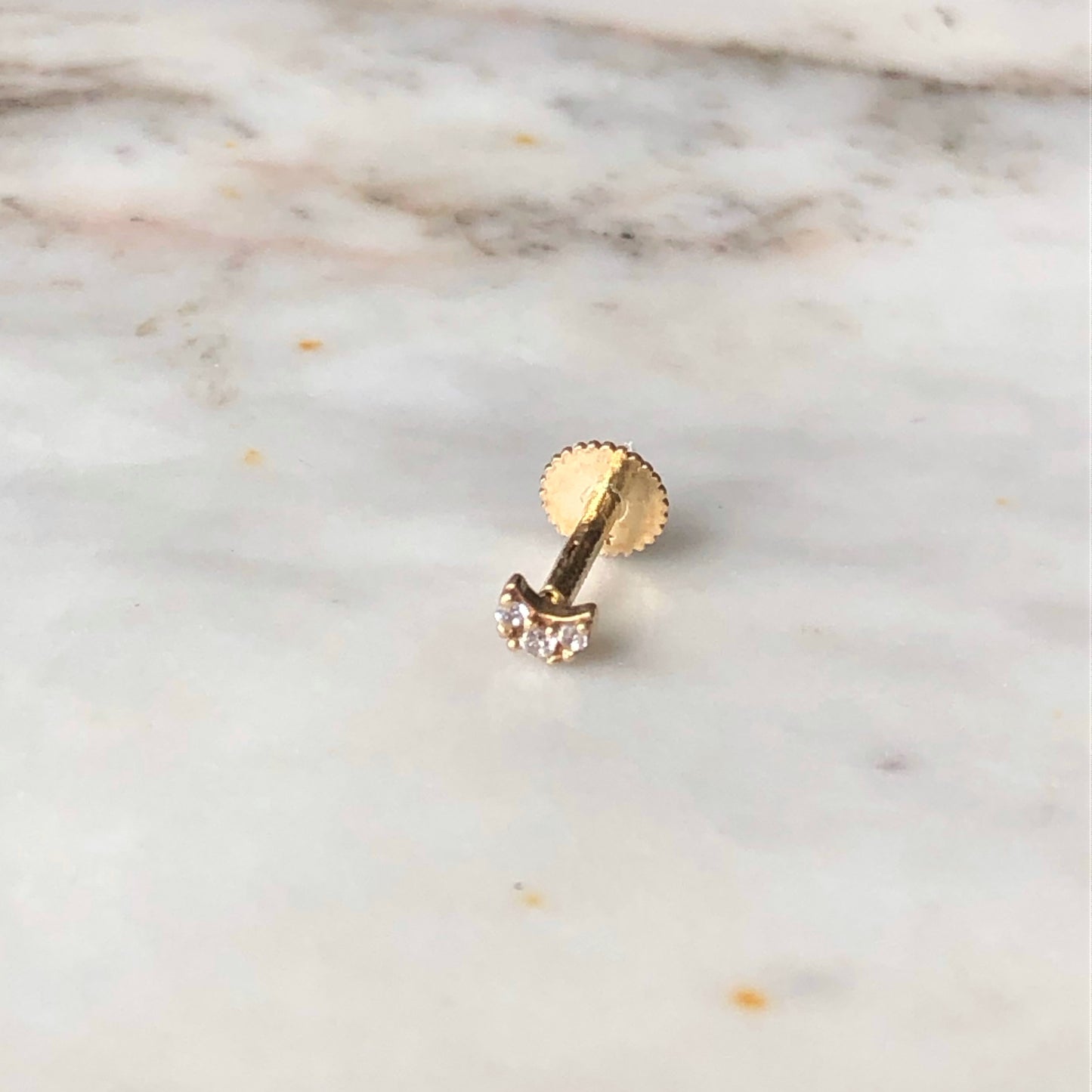 Arete piercing single de lunita mini con circonitas en oro amarillo de 14k con tope ortopédico