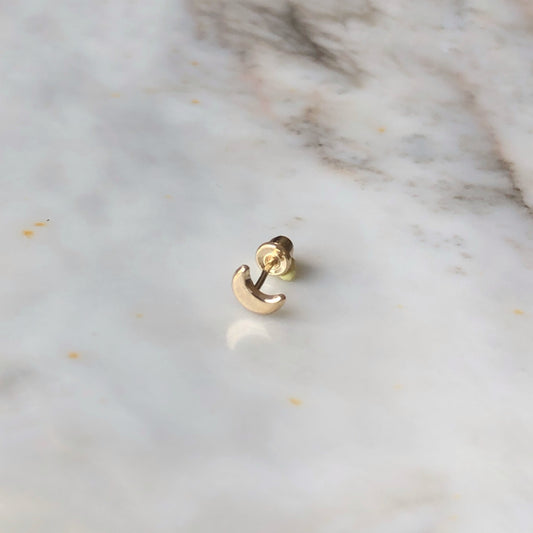 Arete single de lunita mini en oro amarillo de 14k con tope ortopédico