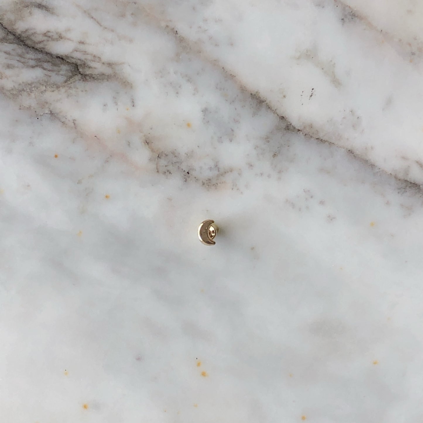 Arete single de lunita mini en oro amarillo de 14k con tope ortopédico