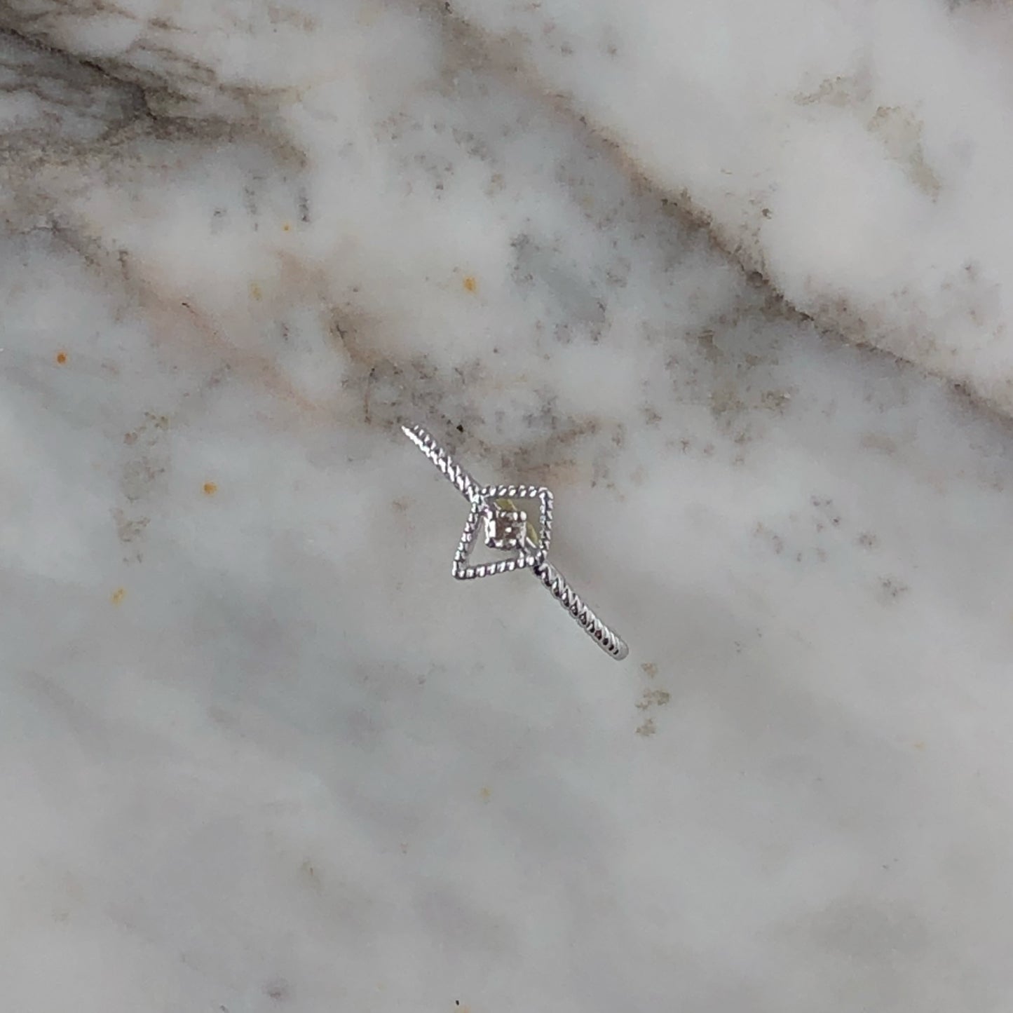Anillo en oro blanco 14k con diamante en forma de rombo