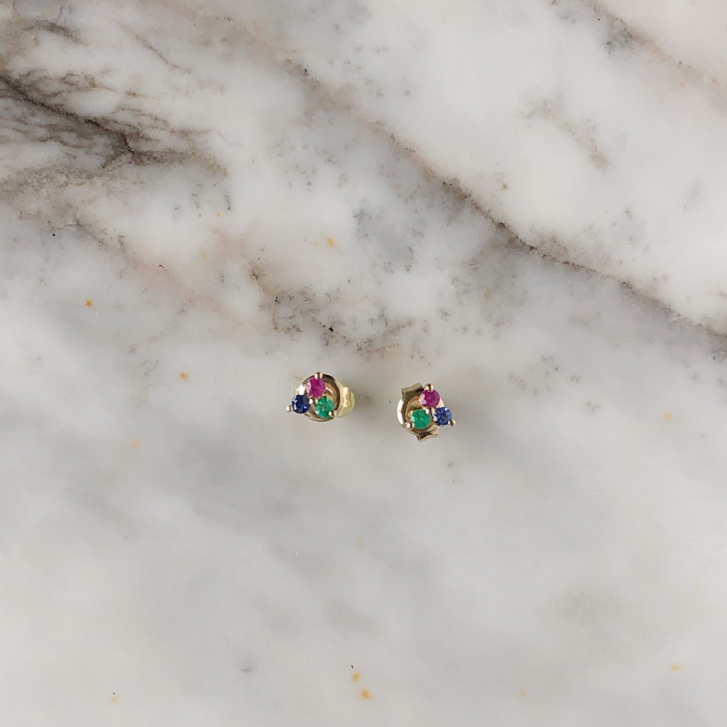 Aretes de tres piedras con zafiro, esmeralda y rubí en oro amarillo de 14k