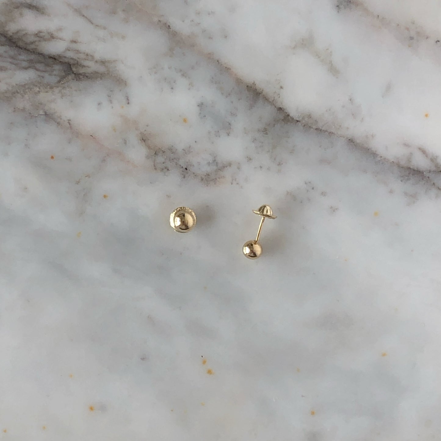 Aretes Bolitas 4mm de oro amarillo 18k tope ortopédico