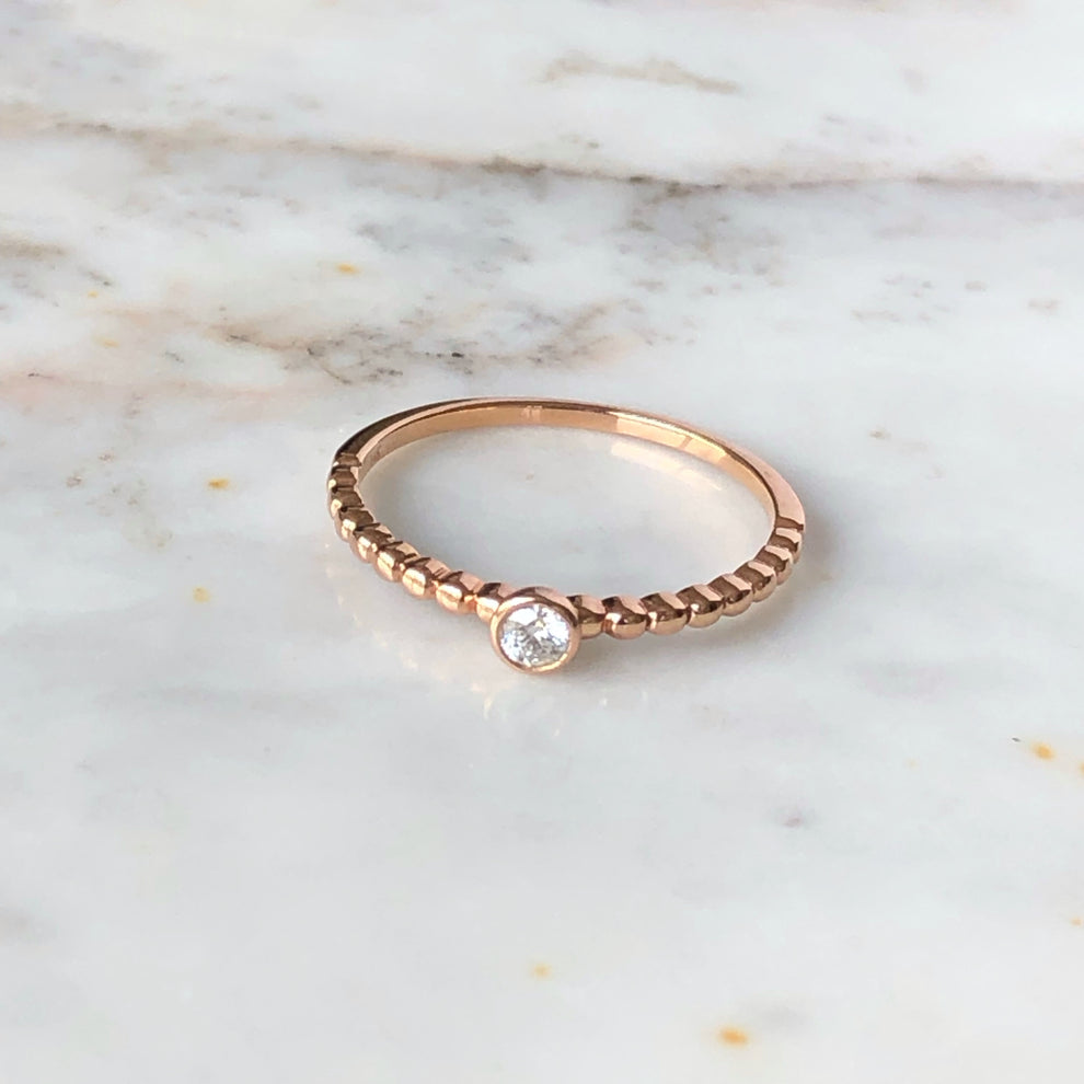 Anillo de bolitas y diamante biselado en oro de 14k – Cristina Amador