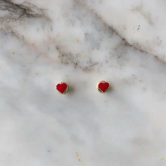 Arete con corazón esmaltado rojo en oro amarillo de 14k con tope ortopédico