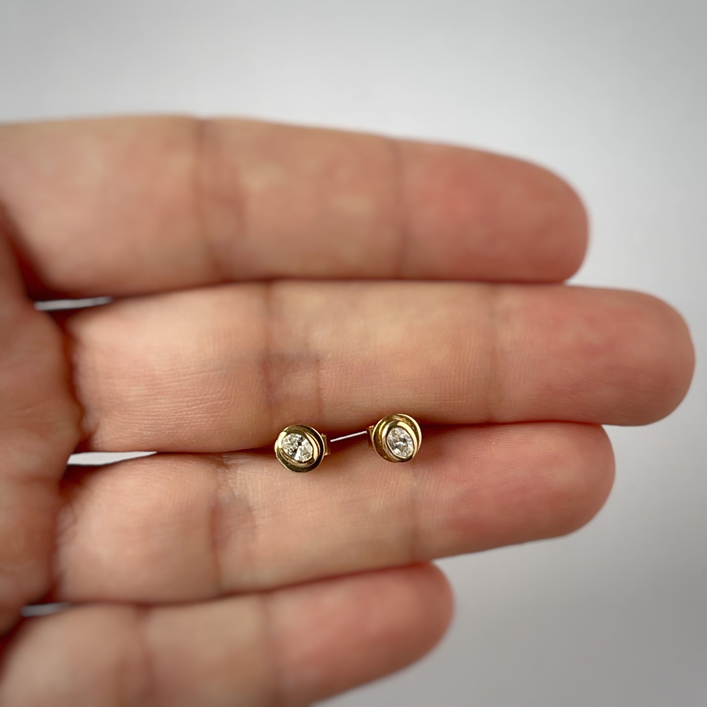 Aretes con diamantes oval biselados 0.17ctw en oro amarillo 14k