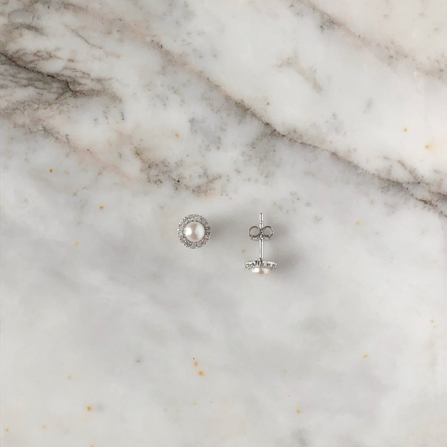 Aretes de perlas con halo de diamantes 0.12ctw en oro blanco de 10k