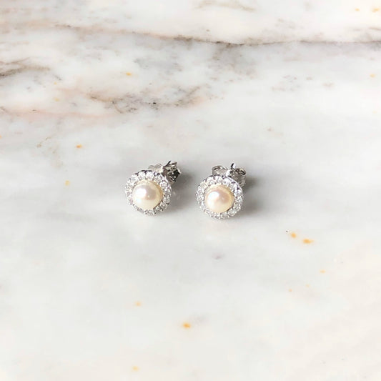 Aretes de perlas con halo de diamantes 0.12ctw en oro blanco de 10k