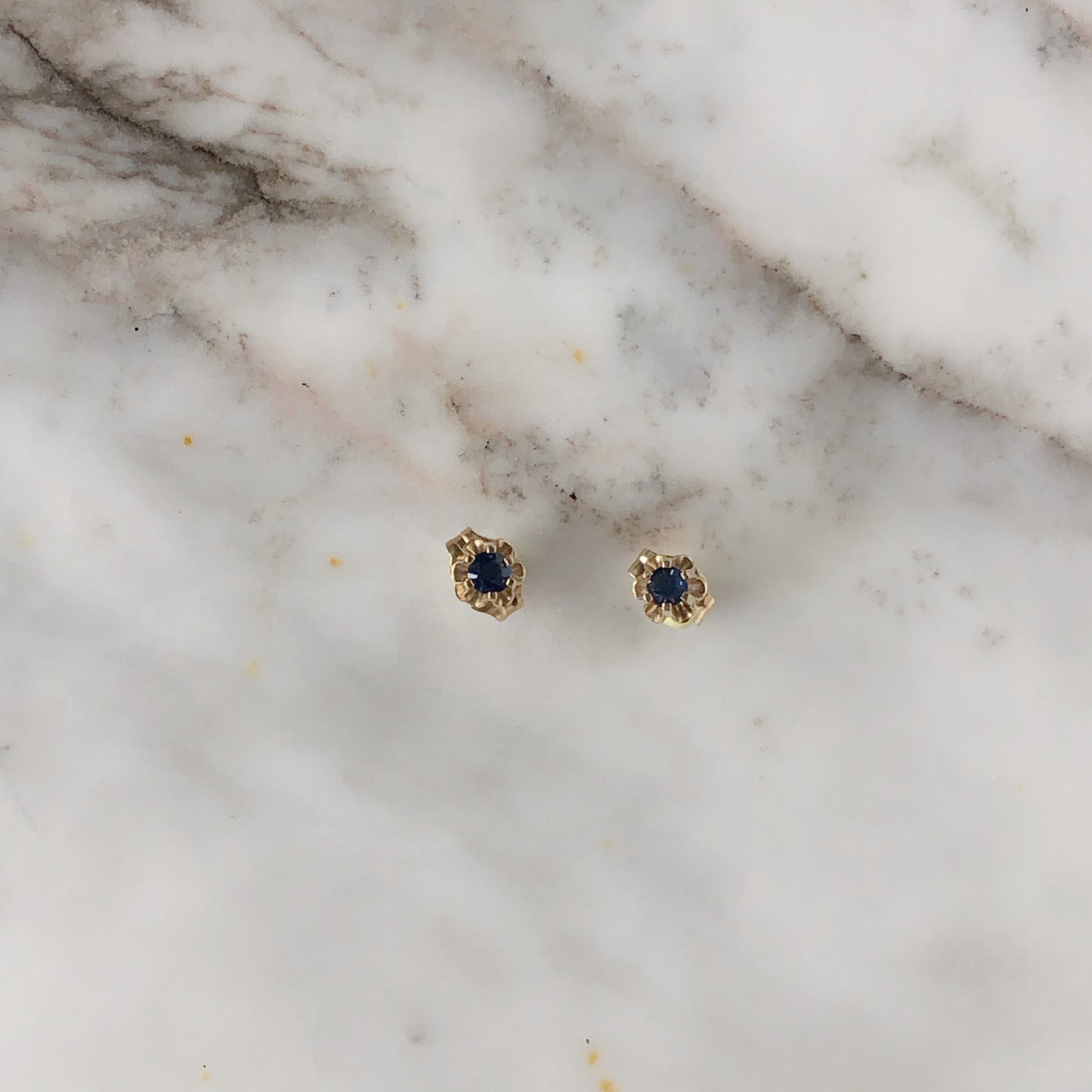 Aretes pequeños de zafiro en oro amarillo de 14k
