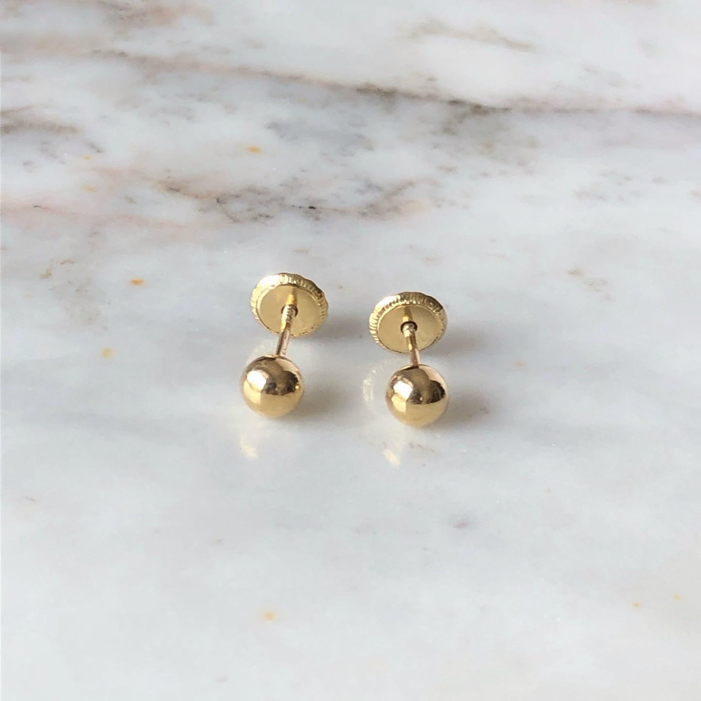 Aretes Bolitas 4mm de oro amarillo 18k tope ortopédico