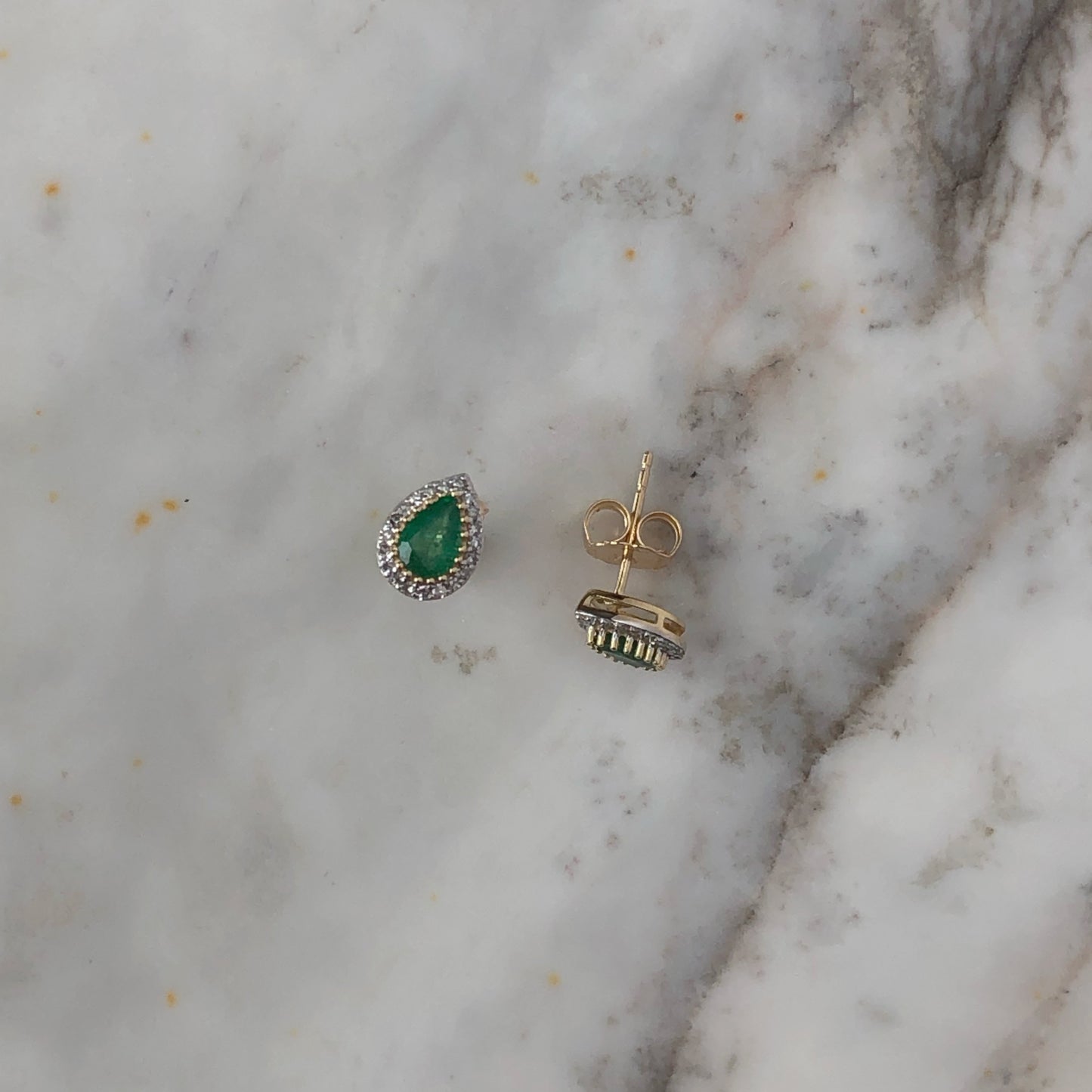 Aretes en forma de gota en oro amarillo 14k con Esmeralda y halo de diamantes .20ctw